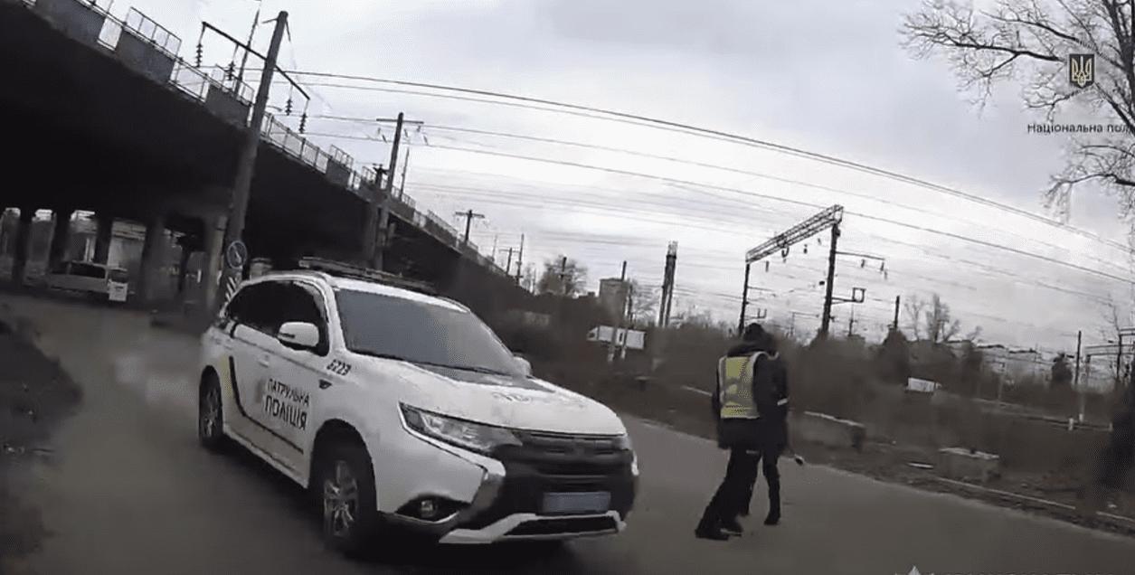 У Києві водій під час перевірки чинив спротив та травмував поліцейського - дебошира затримали