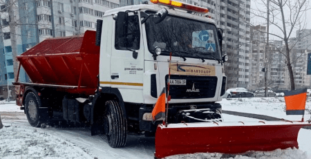 182 одиниці спецтехніки «Київавтодору» з ночі прибирають сніг на вулицях столиці