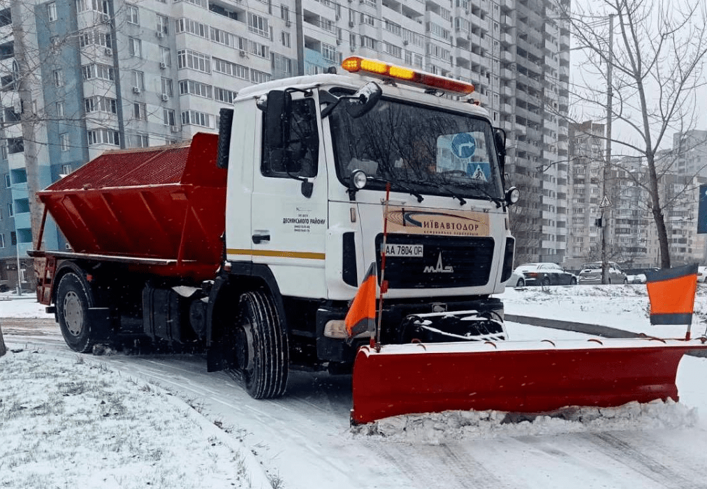 182 одиниці спецтехніки «Київавтодору» з ночі прибирають сніг на вулицях столиці