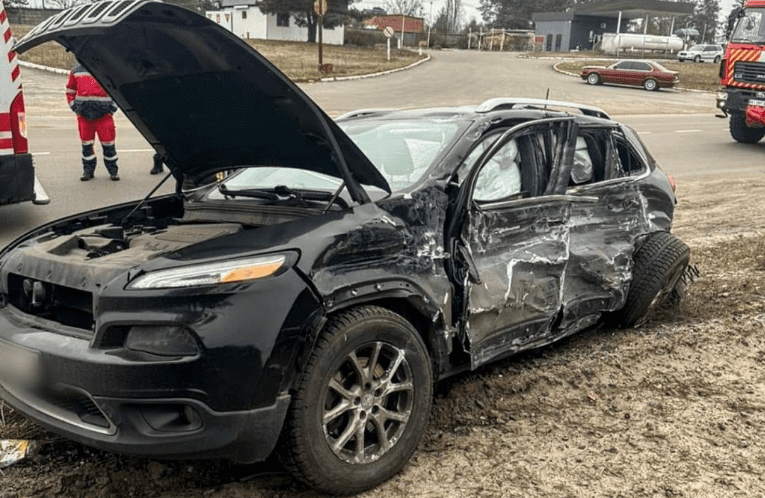 На Київщини через зіткнення вантажівки з позашляховиком з загинув 8-річний пасажир (фото)