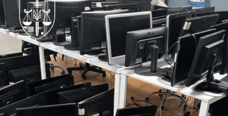 У Києві та Одесі правоохоронці ліквідували 27 кол-центрів, які працювали під виглядом міжнародних фінансових компаній (відео)