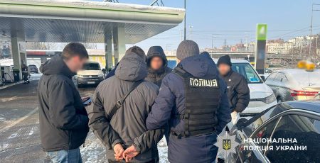 Киянин за 12 тис. доларів «допомагав» чоловікам уникнути проходження військової служби