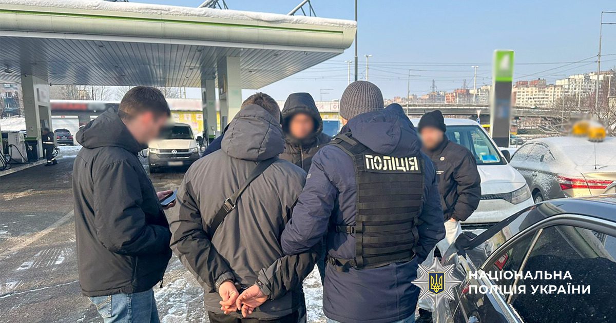 Киянин за 12 тис. доларів «допомагав» чоловікам уникнути проходження військової служби