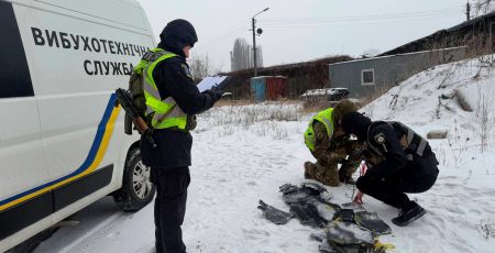 Вибухотехніки вилучили нездетоновану бойову частину БпЛА на Лівому березі столиці (фото, відео)