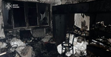 У Соломʼянському районі столиці вогнеборці виявили тіло жінки у згорілій квартирі (фото)