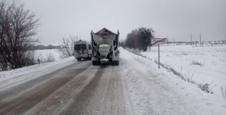 На Київщині 187 одиниць спецтехніки та 237 працівників дорожніх служб працюють над розчищенням автошляхів від снігу