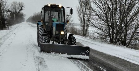 На Київщині триває розчищення доріг та протиожеледна обробка: залучено 152 одиниці спецтехніки