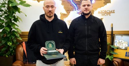 Микола Калашник зустрівся з журналістом Мар’яном Кушніром, який під час ворожої атаки у Білогородці врятував чотирирічну дівчинку