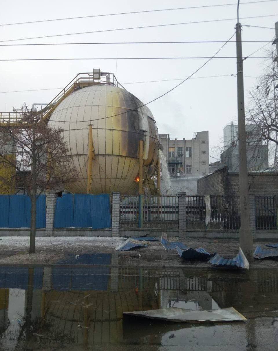 У Дніпрі рф атакувала американський завод: на дороги вилилося 300 тонн олії У Дніпрі рф атакувала американський завод: на дороги вилилося 300 тонн олії