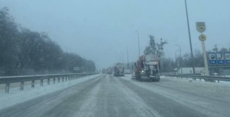 На автошляхах Київщини працюють 252 одиниці спеціальної техніки, розгорнуто мобільні пункти обігріву