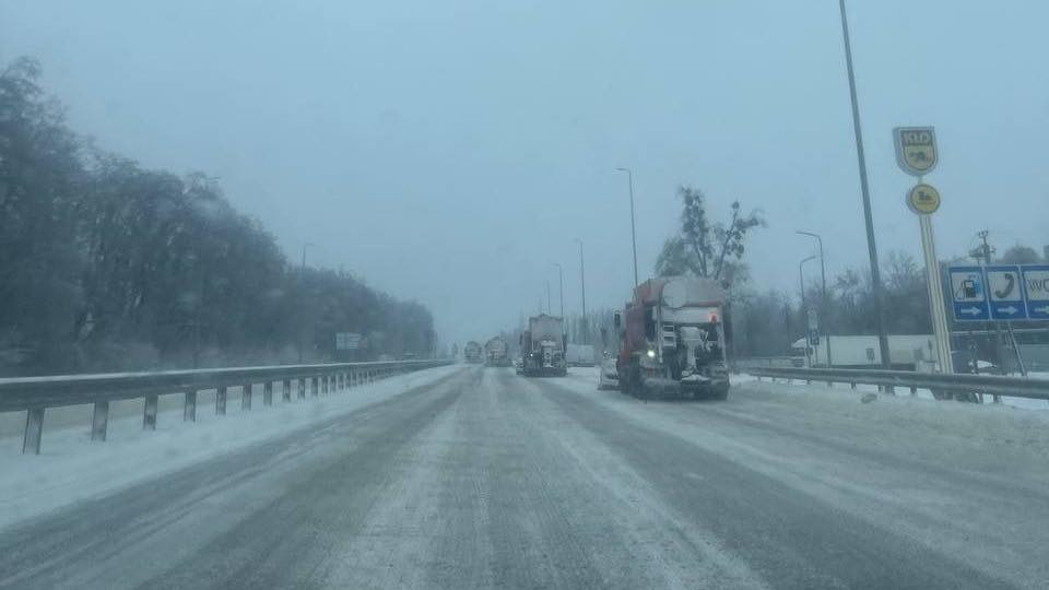 На автошляхах Київщини працюють 252 одиниці спеціальної техніки, розгорнуто мобільні пункти обігріву