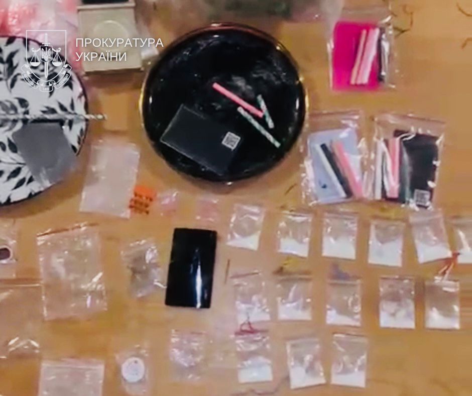 У Києві іноземець прикрасив пакетиками з наркотиками свою ялинку (фото)