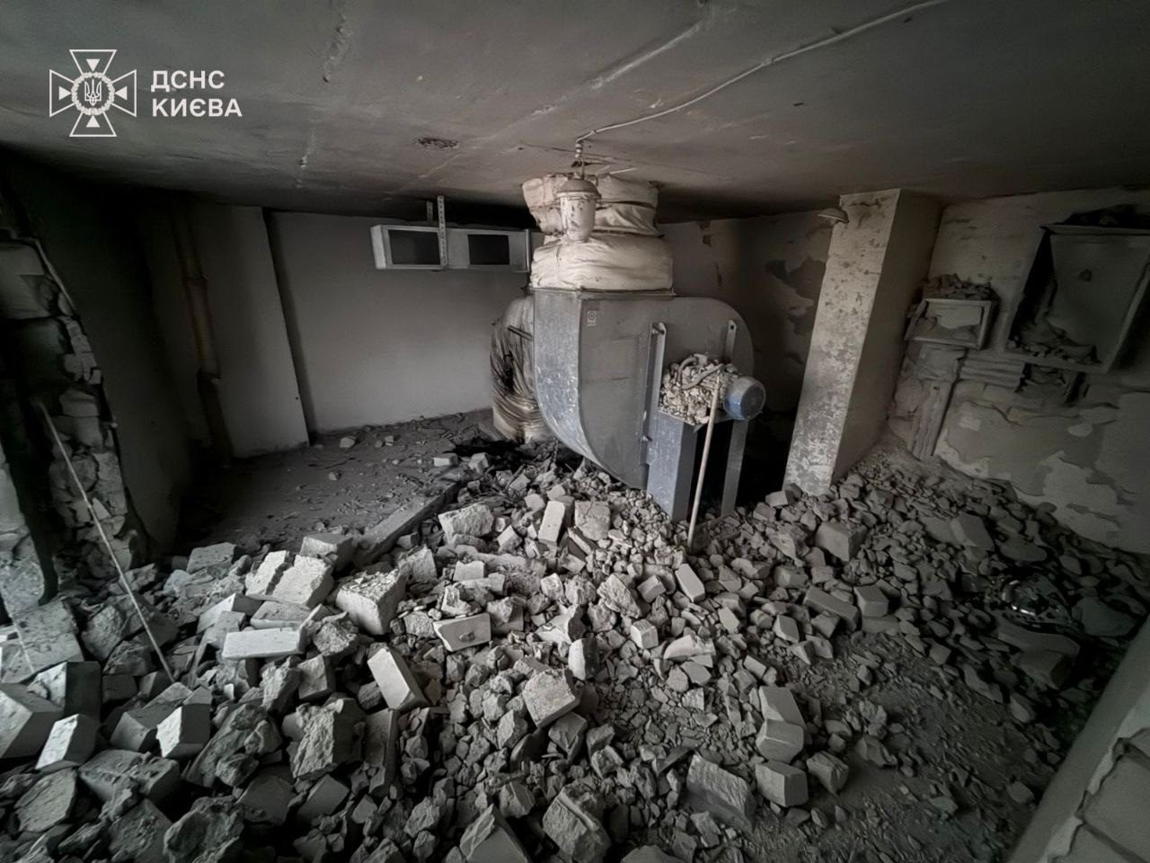 У Солом'янському районі столиці уламок російського БпЛА влучив у житловий будинок (фото)