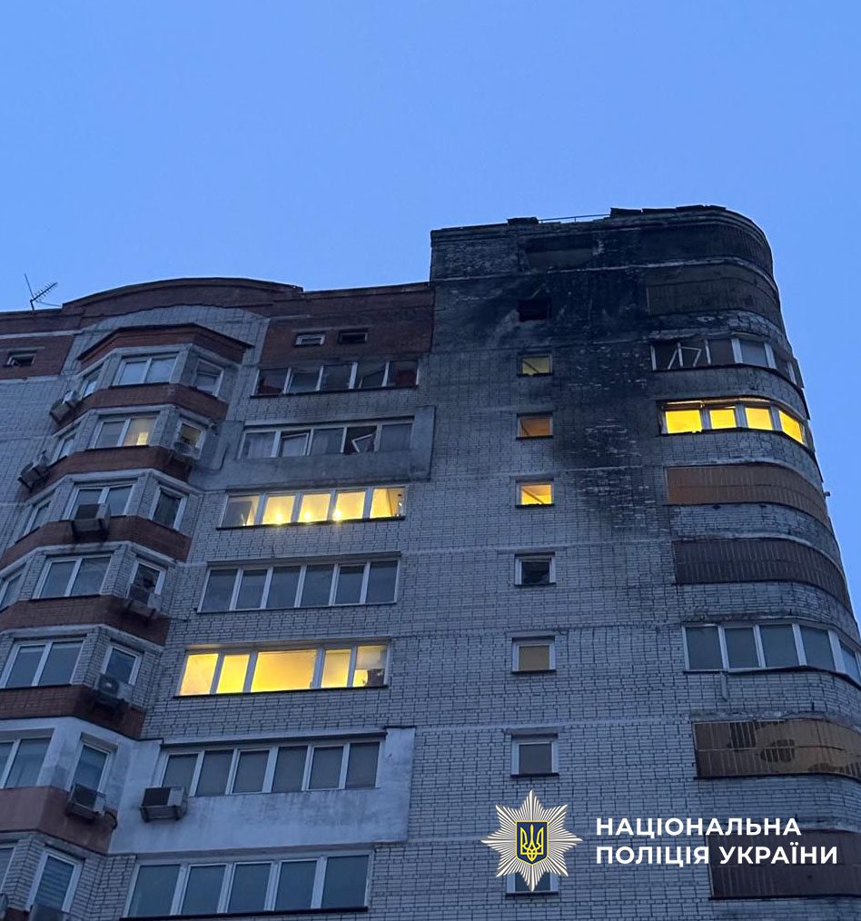 У Солом'янському районі столиці уламок російського БпЛА влучив у житловий будинок (фото) У Солом'янському районі столиці уламок російського БпЛА влучив у житловий будинок (фото)