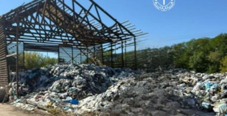 Директор столичної компанії без жодних дозволів влаштував сміттєзвалище у Голосіївському районі