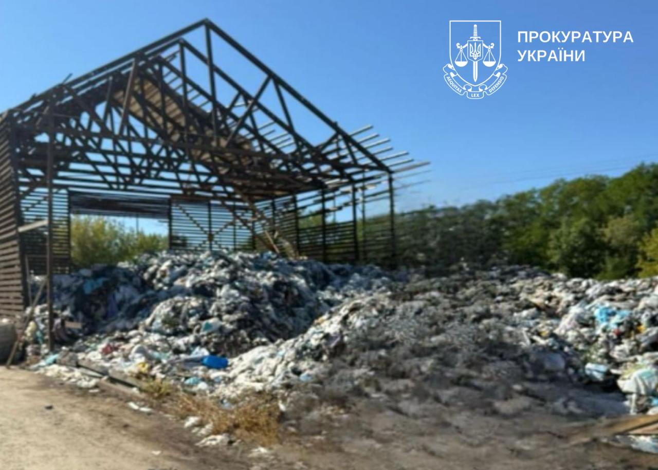 Директор столичної компанії без жодних дозволів влаштував сміттєзвалище у Голосіївському районі