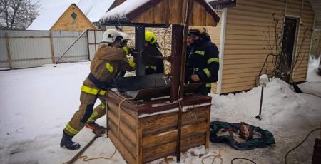 На Білоцерківщині рятувальники витягли чоловіка з криниці (фото)