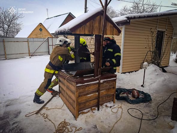 На Білоцерківщині рятувальники витягли чоловіка з криниці (фото)