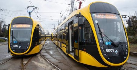 У Києві на кілька днів обмежено рух трамваїв на Кирилівській через ремонт колій (схеми)