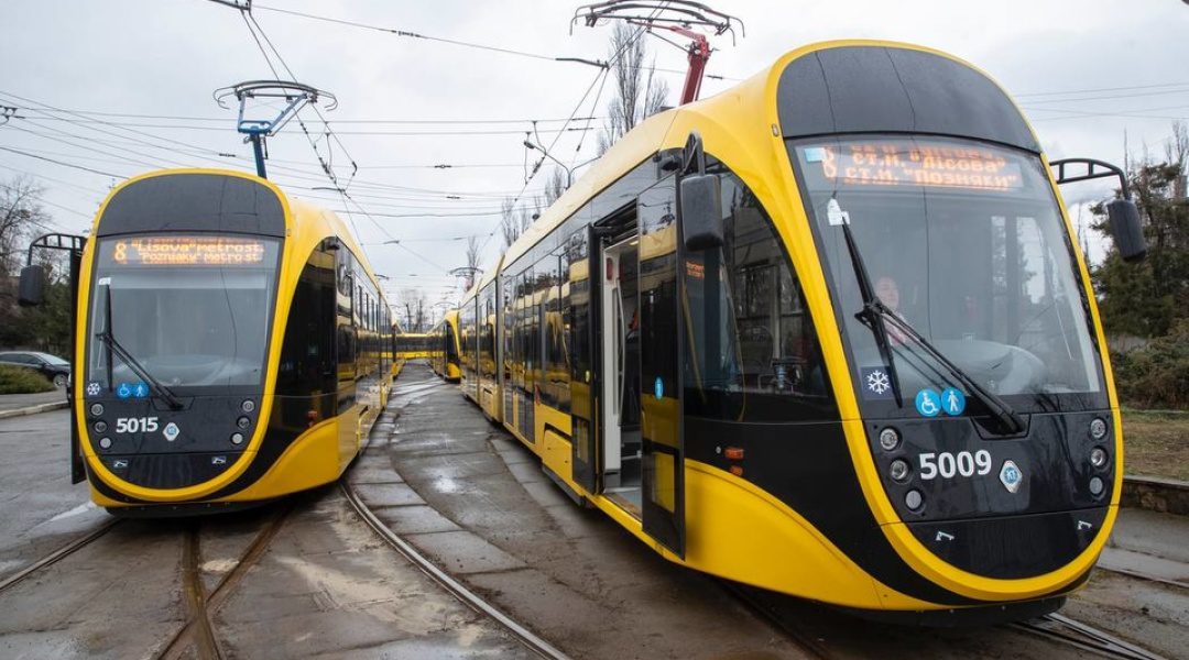 У Києві на кілька днів обмежено рух трамваїв на Кирилівській через ремонт колій (схеми)