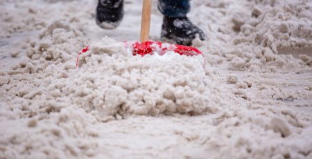 Кличко доручив головам районів до вечора виправити ситуацію з прибиранням від снігу й льоду дворів, тротуарів та зупинок громадського транспорту