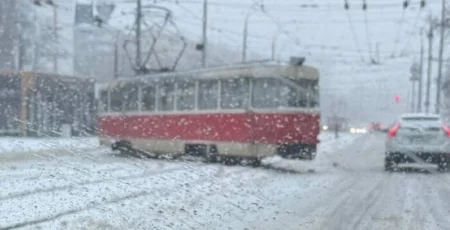 У Києві на лівому березі досі не ходять тролейбуси і трамваї, замість них на маршрутах автобуси