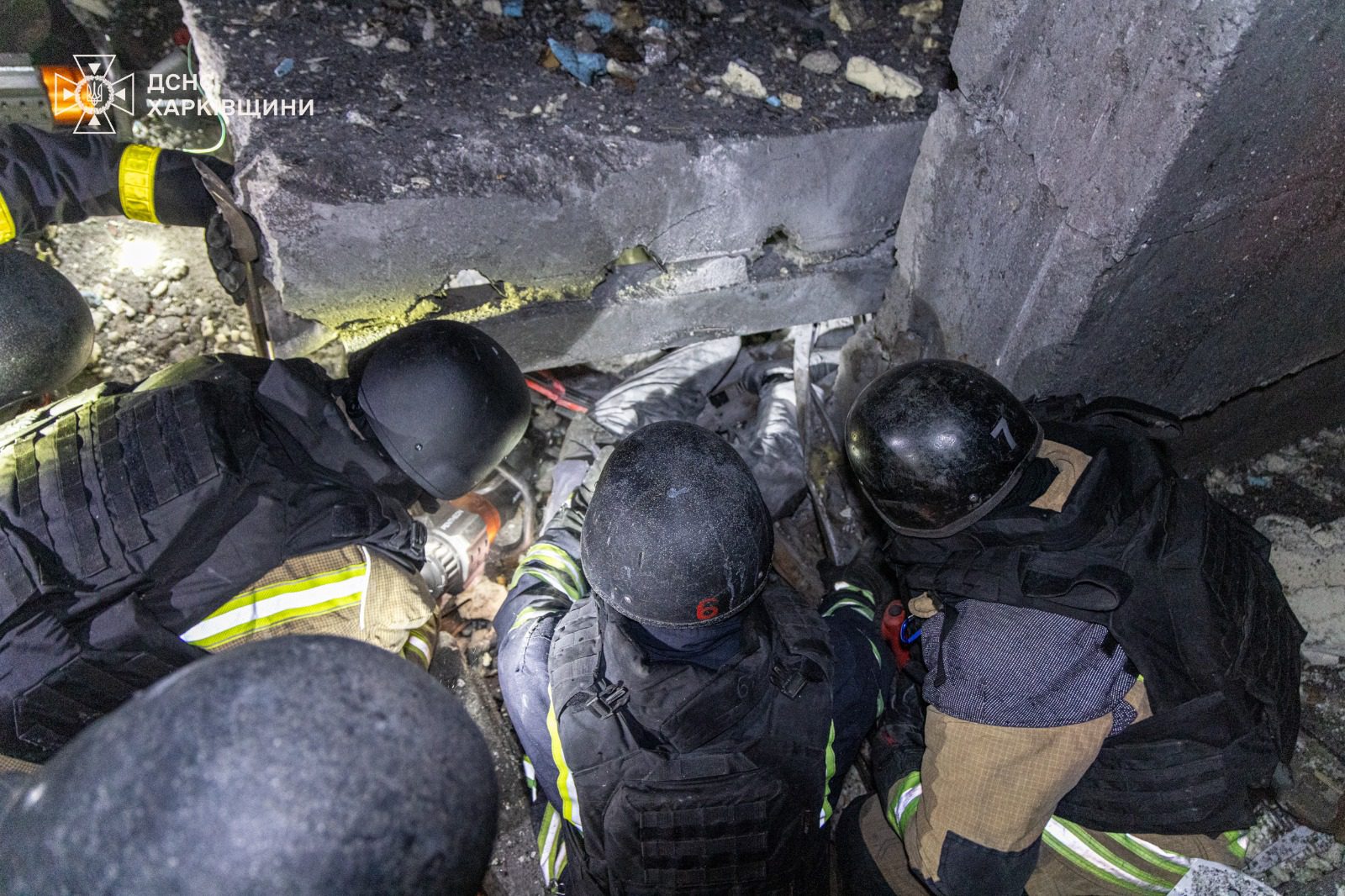 Комбінована атака рф по передмістю Харкова: 4 людей загинуло, зруйновано поштовий термінал (фото, відео)