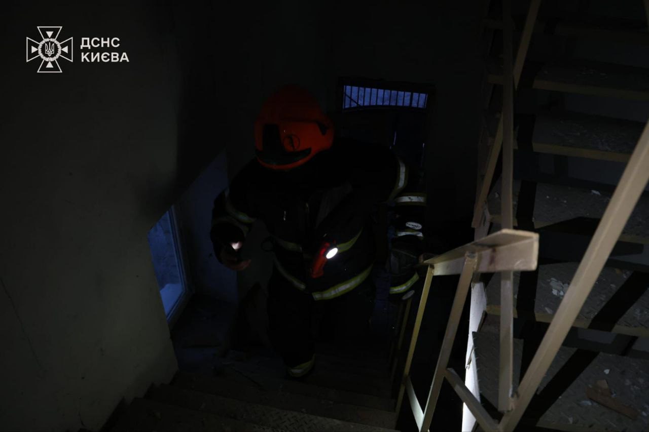 У Солом'янському районі столиці уламок російського БпЛА влучив у житловий будинок (фото) У Солом'янському районі столиці уламок російського БпЛА влучив у житловий будинок (фото)