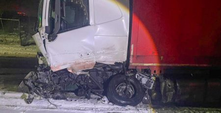 У Солом'янському районі автомобіль Lincoln в'їхав під вантажівку (фото)