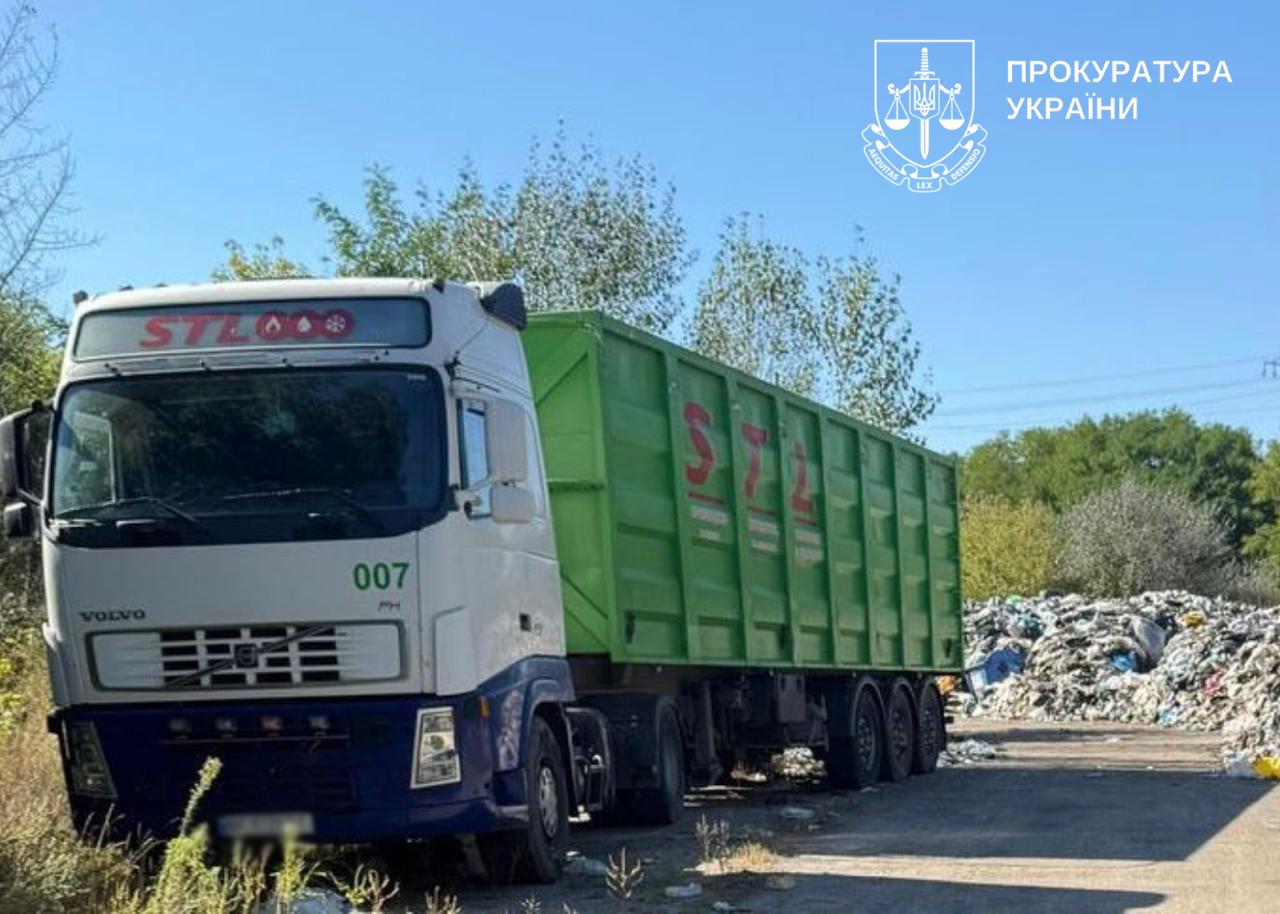 Директор столичної компанії без жодних дозволів влаштував сміттєзвалище у Голосіївському районі