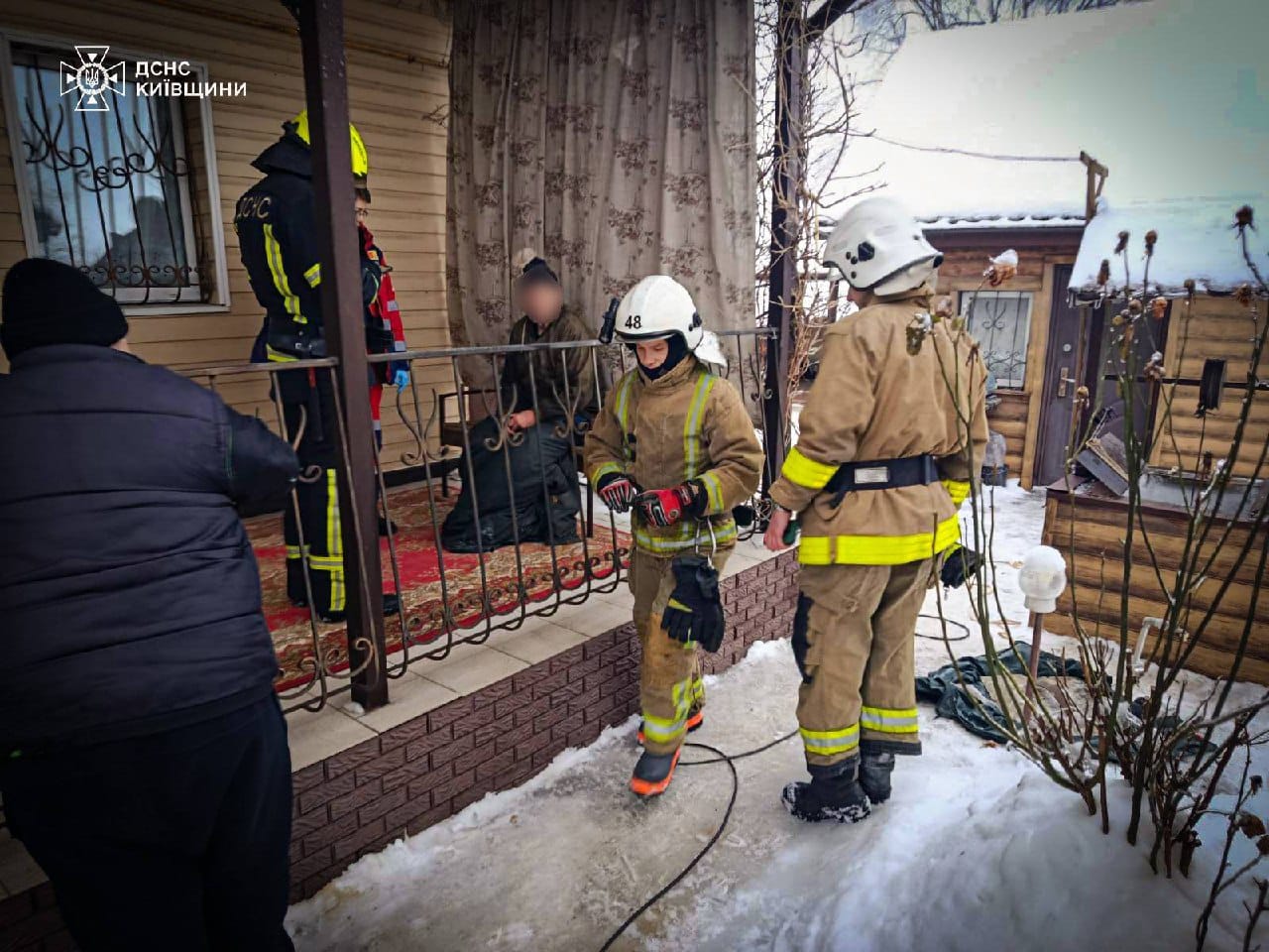 На Білоцерківщині рятувальники витягли чоловіка з криниці (фото)