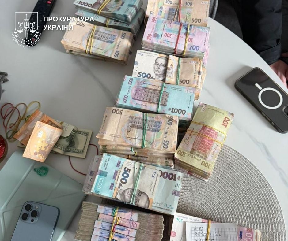 Закупівля генераторів для закладів освіти Дніпровського району зі збитками у 3,4 млн грн: п’ятьом особам повідомлено про підозру