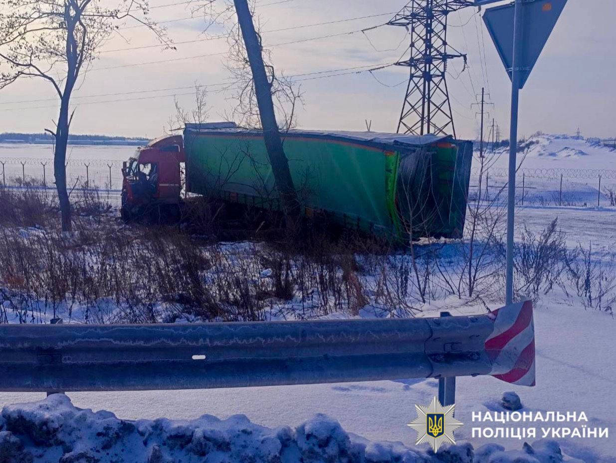На Броварщині зіткнулись дві вантажівки: 56-річний водій Scania помер на місці події (фото) На Броварщині зіткнулись дві вантажівки: водії загинули на місці (фото)