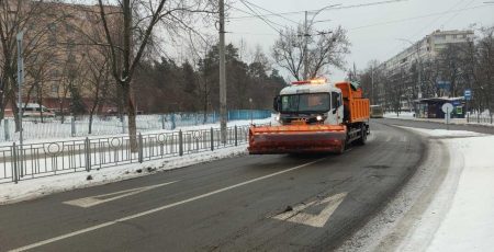 247 одиниць спецтехніки «Київавтодору» прибирають сніг на вулицях столиці (фото)