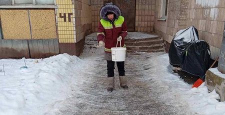 Майже дві сотні одиниць спецтехніки «Київавтодору» обробляють проїжджі частини та тротуари протиожеледними засобами