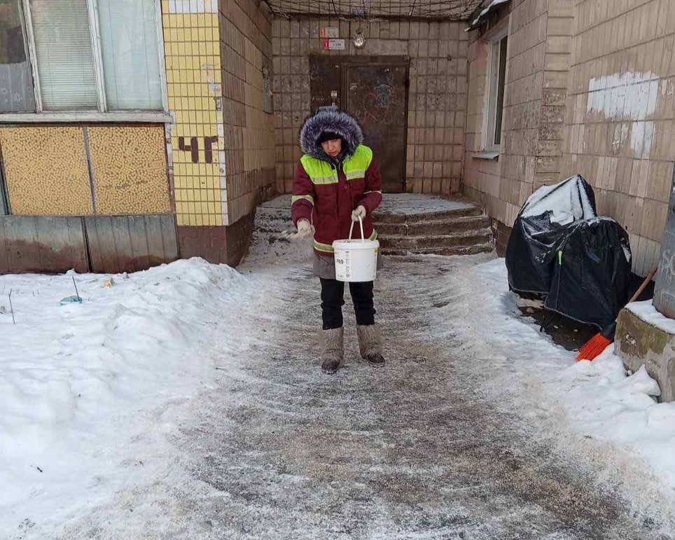 Майже дві сотні одиниць спецтехніки «Київавтодору» обробляють проїжджі частини та тротуари протиожеледними засобами