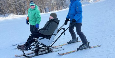 Ветерани війни з Київщини випробували себе в катанні на адаптивних лижах