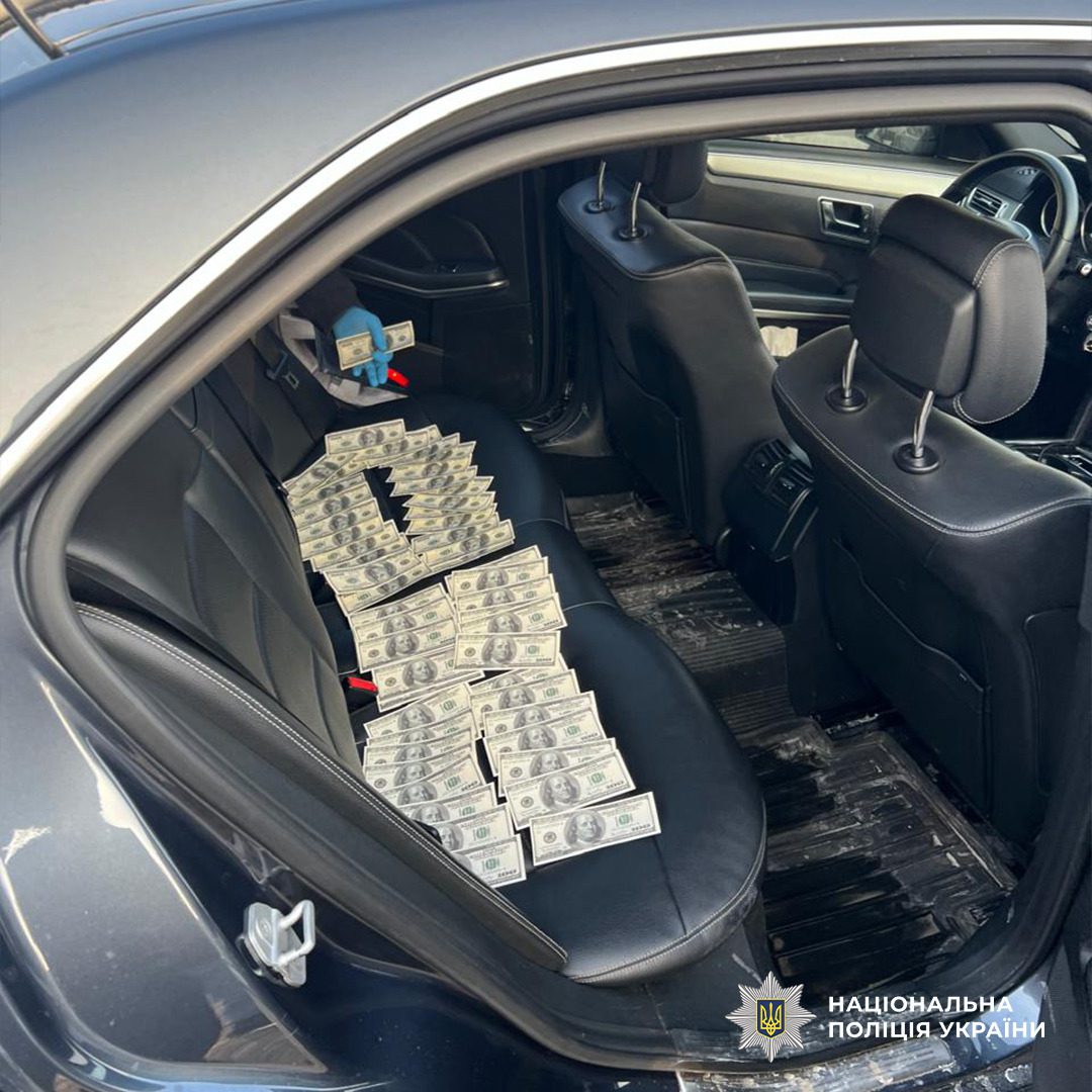 Киянин за 12 тис. доларів «допомагав» чоловікам уникнути проходження військової служби