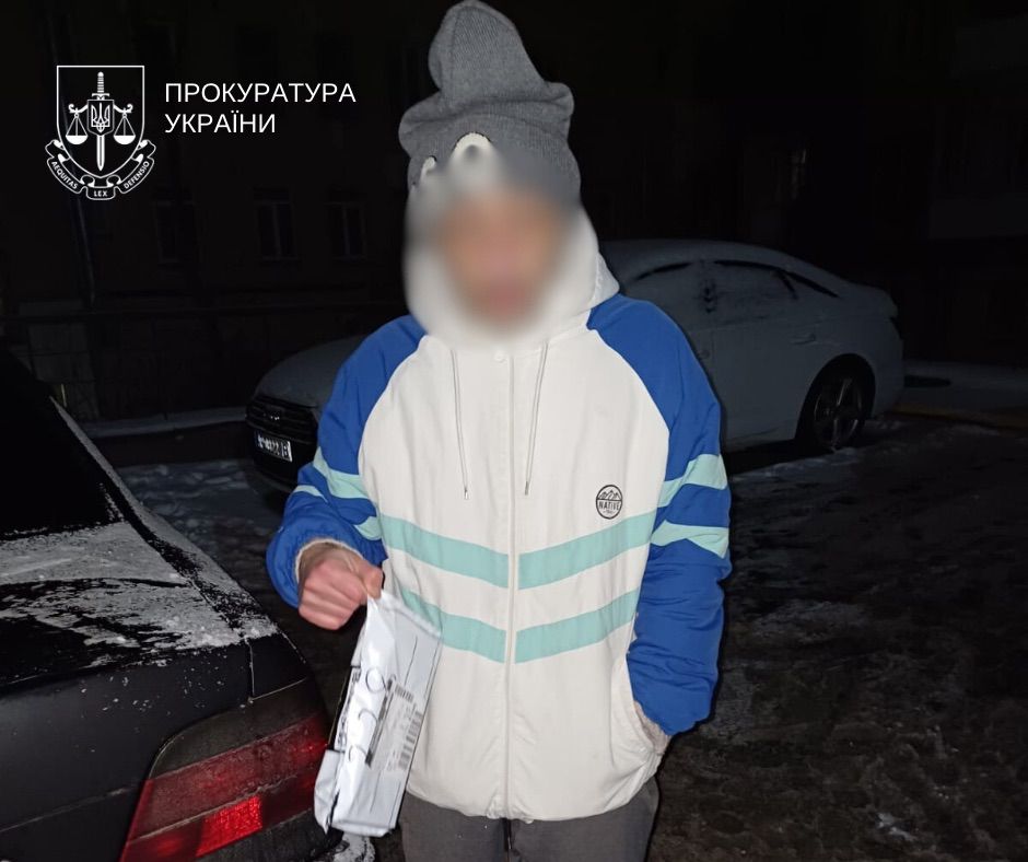 У Києві іноземець прикрасив пакетиками з наркотиками свою ялинку (фото)