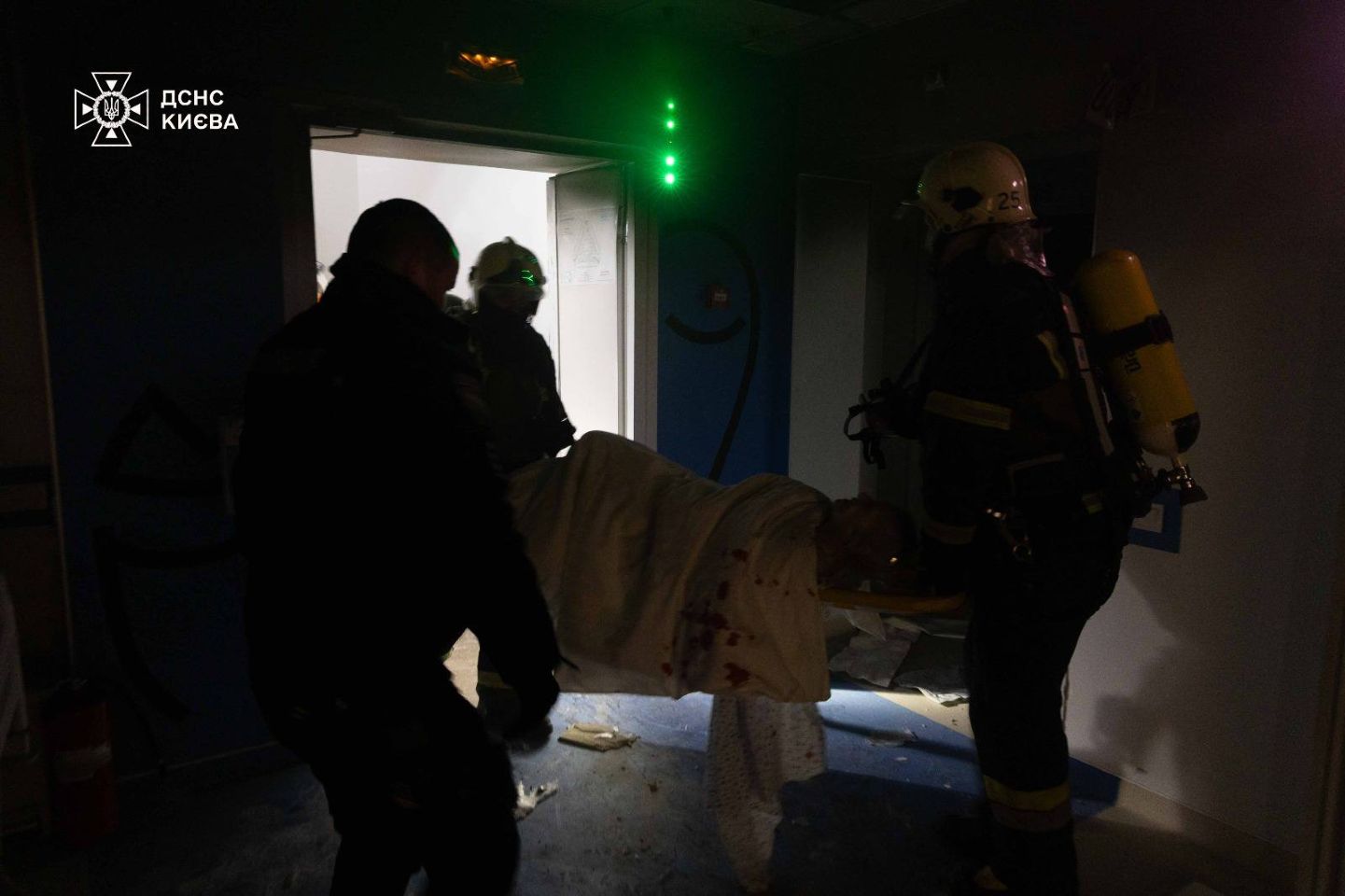 Через влучання БпЛА у приватну клініку на Оболоні загинув чоловік, щонайменше ще три особи постраждали (фото)