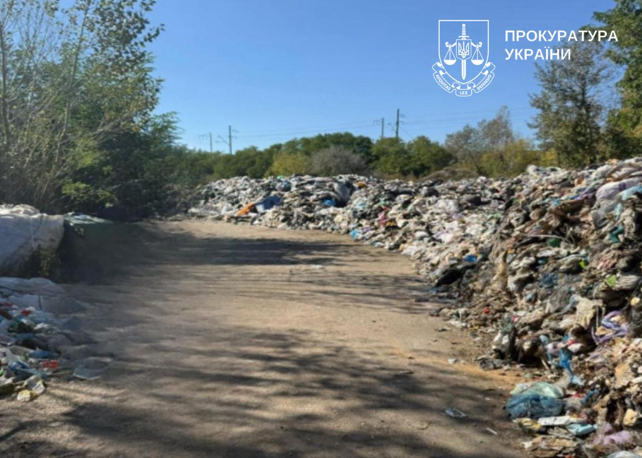 Директор столичної компанії без жодних дозволів влаштував сміттєзвалище у Голосіївському районі