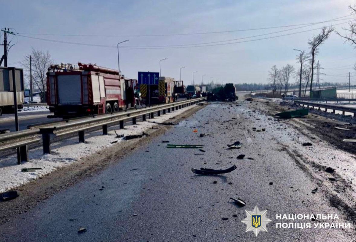 На Броварщині зіткнулись дві вантажівки: 56-річний водій Scania помер на місці події (фото) На Броварщині зіткнулись дві вантажівки: водії загинули на місці (фото)
