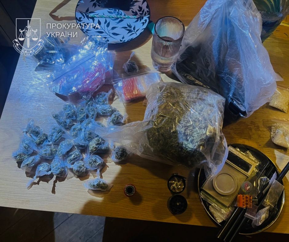 У Києві іноземець прикрасив пакетиками з наркотиками свою ялинку (фото)