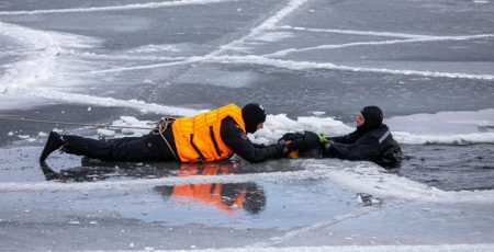 Стало відомо, де безпечно пірнати в ополонку на Водохреще у Києві