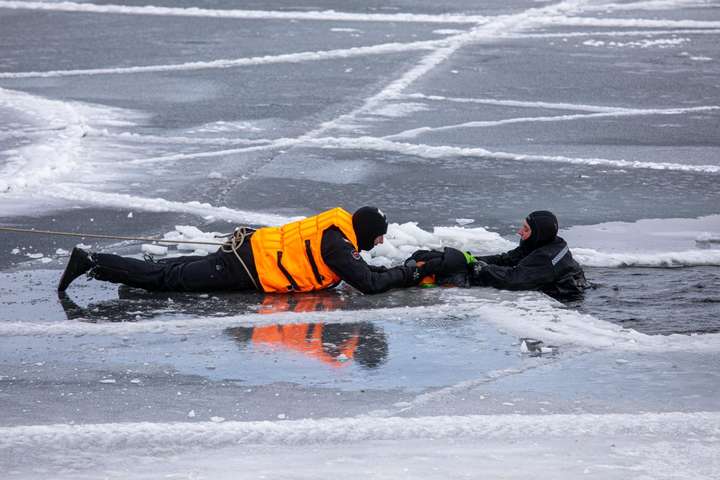 Стало відомо, де безпечно пірнати в ополонку на Водохреще у Києві