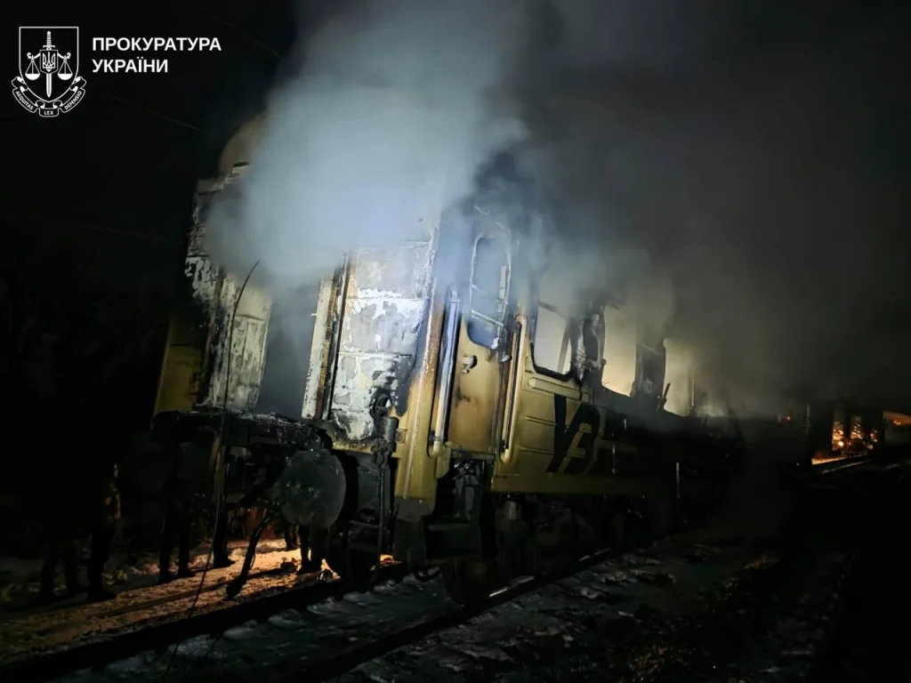 Удар російських дронів по пасажирському потягу на Харківщині: 5 вбитих Удар російських дронів по пасажирському потягу на Харківщині: 5 вбитих