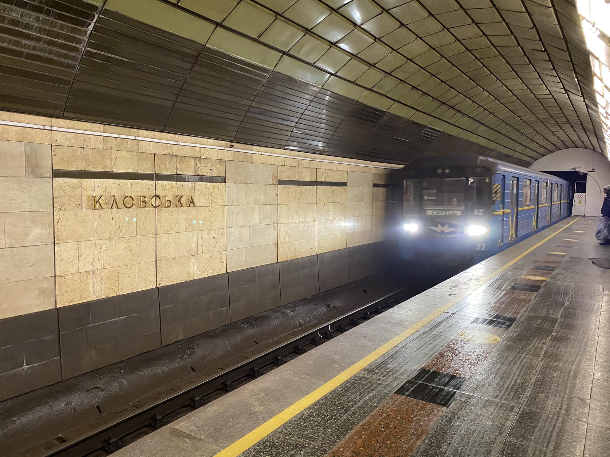 Рух на "зеленій" лінії метро в Києві відновили у звичайному режимі