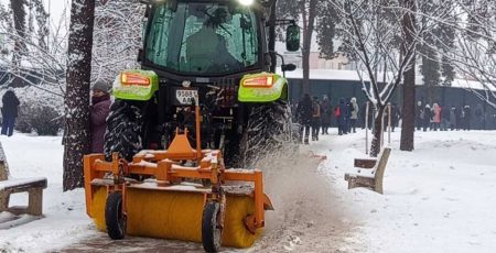У столиці триває протиожеледна обробка та розчищення доріг від снігу: задіяні 230 одиниць спецтехніки «Київавтодору» (фото)