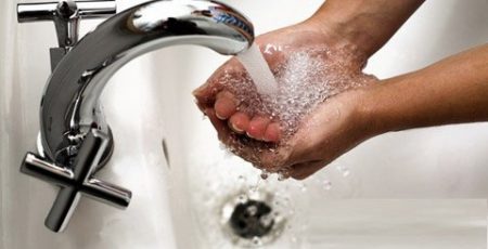 Гаряча вода у деяких будинках в Києві відсутня: її тимчасово відключили для відновлення тепла