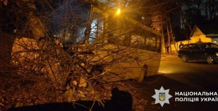 Поліція Києва затримала п’яного чоловіка, який угнав автобус і влаштував ДТП